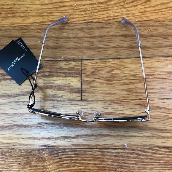 Kendall & Kylie 90’s Style Small Sunglasses - Picture 4 of 8